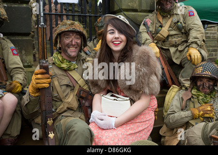 GIs vermischen sich mit der weiblichen Bevölkerung bei Haworth 1940er Jahren Wochenende, Mai 2013. Stockfoto