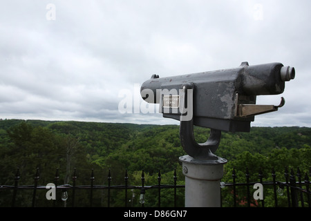 Eine Münz Fernglas blicken die Ozark Berge. Stockfoto