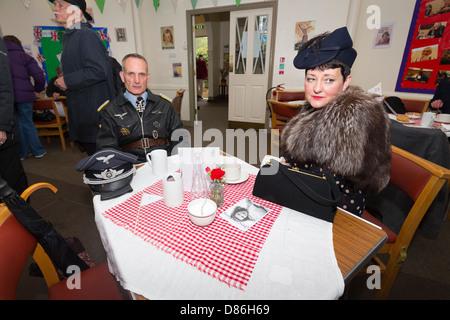 Ein Mann gekleidet in Bundeswehr uniform und weiblichen Begleiter in einem Café. Haworth 1940er Jahren Wochenende, Mai 2013. Stockfoto