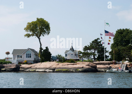 Die Häuser sind in der Nähe von Wasser auf der felsigen Insel Küste im Long Island Sound, Connecticut USA. Stockfoto