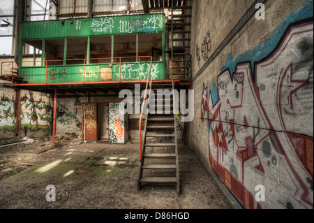 Innenraum der verlassenen Fabrik Stockfoto