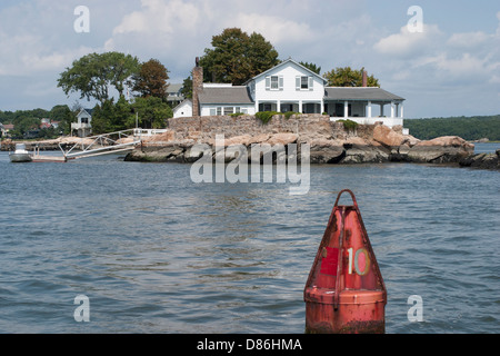 Die Häuser sind in der Nähe von Wasser auf der felsigen Insel Küste im Long Island Sound, Connecticut USA. Stockfoto