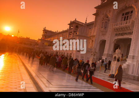 Indien, Punjab, Amritsar, Sikh-Pilger zu Fuß rund um den goldenen Tempel bei Sonnenaufgang Stockfoto