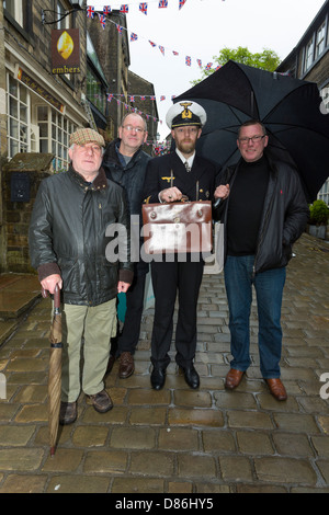 Ein Mann verkleidet als deutsche U-Boot Kapitän mit 3 anderen Männern nicht im Kostüm. Haworth 1940er Jahren Wochenende, Mai 2013. Stockfoto