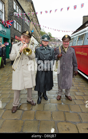 Zwei Männer in amerikanischen Armee Uniformen, einer Posaune, mit einem Mann in Deutschland Armee-Uniform zu spielen. Haworth 1940er Jahren Wochenende, Mai 2013. Stockfoto
