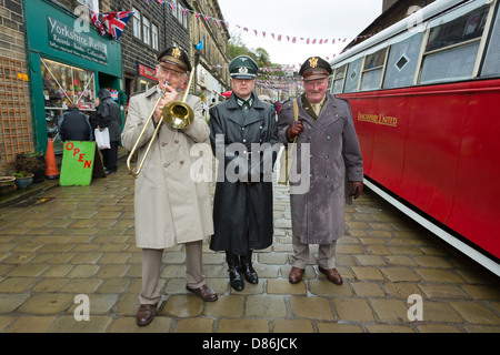 Zwei Männer in amerikanischen Armee Uniformen, einer Posaune, mit einem Mann in Deutschland Armee-Uniform zu spielen. Haworth 1940er Jahren Wochenende, Mai 2013. Stockfoto
