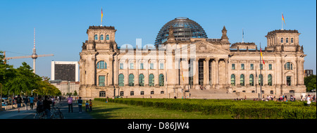 Deutsche Parlamentsgebäude "Reichstag" am Abend Frühling Sonnenlicht. Panorama. Stockfoto
