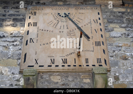 Sundial von 1775 an der Wand der St. Lawrence's Church im Dorf Eyam im Peak District National Park Derbyshire England römische Zahlen Stockfoto