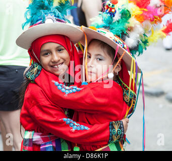 NEW YORK, NY - Mai 18: Junge Teilnehmer in traditionellen Kostümen-Pose beim 7. New York Dance Parade am 18. Mai 2013 Stockfoto