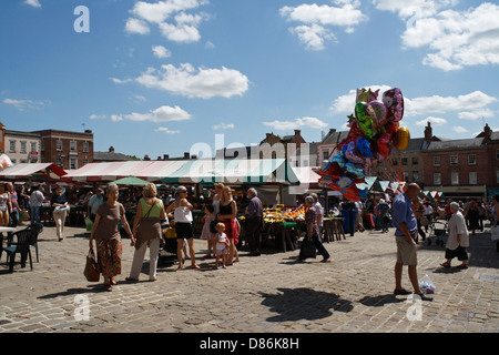 Chesterfield Marktplatz im Freien an einem Sommertag Derbyshire England UK, englischer Markt Stadtzentrum Leute einkaufen Stockfoto