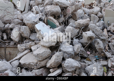 Staubige Schutthaufen aus einem abgerissenen Haus. Stockfoto