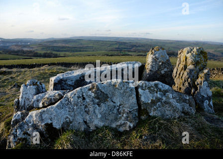 Fünf Brunnen chambered Cairn, neolithische runden Grabhügel mit erstaunlichen Landschaft Ansichten, The Peak District, England, UK Stockfoto