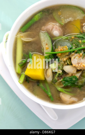 Nahaufnahme einer herzhaften dicke Suppe aus Schweinefleisch, Gewürze und Gemüse Stockfoto