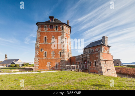 Die Vauban-Turm am Hafen Bar bei Camaret-Sur-Mer auf der Halbinsel Crozon, Finistere, Bretagne, Frankreich. Stockfoto