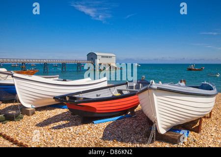 Selsey Bill, auf der Küste von West Sussex, England, mit Booten und die Rettungsstation. Stockfoto