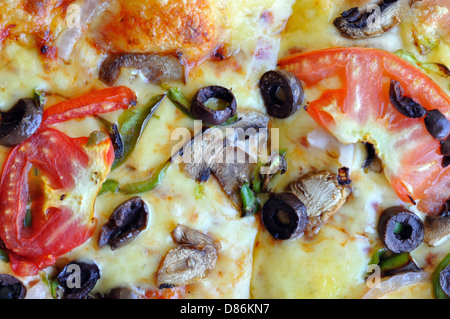 Vegetarische Pizza mit Champignons, Tomaten und Oliven. Italienisches Essen Hintergrund. Stockfoto
