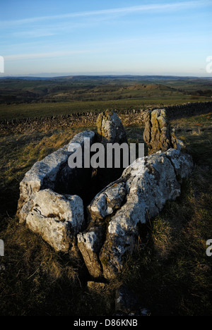 Fünf Brunnen chambered Cairn, neolithische runden Grabhügel mit erstaunlichen Landschaft Ansichten, The Peak District, England, UK Stockfoto
