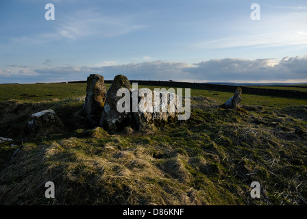 Fünf Brunnen chambered Cairn, neolithische runden Grabhügel mit erstaunlichen Landschaft Ansichten, The Peak District, England, UK Stockfoto