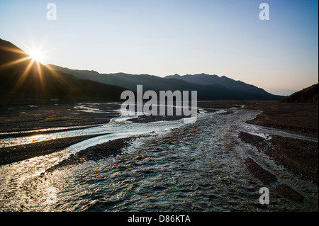 Sonnenuntergang über den geflochtenen Toklat River, Denali National Park, Alaska, USA Stockfoto