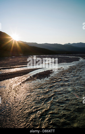 Sonnenuntergang über den geflochtenen Toklat River, Denali National Park, Alaska, USA Stockfoto