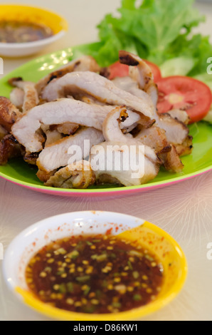 in Scheiben geschnitten gegrilltes Schweinefleisch mit Gemüse und Chili-sauce Stockfoto