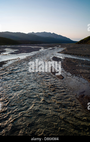 Sonnenuntergang über den geflochtenen Toklat River, Denali National Park, Alaska, USA Stockfoto