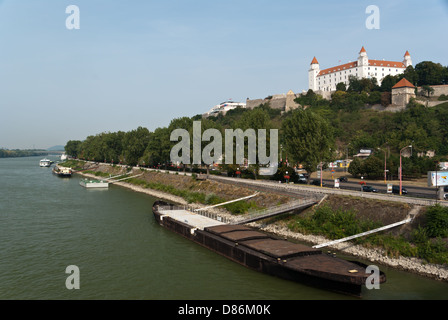 Blick von der Brücke über die Donau zur Burg von Bratislava, Bratislava, Slowakei Stockfoto