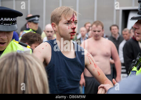 Wickham, Hampshire, UK, 20. Mai 2013. Ein Mann von seinem Kopf Blutungen ist von der Polizei zurückhaltend, nach ein Kampf im Wickhams historischen jährlichen Horse fair brach. Die Sammlung Attacting viele Menschen von den britischen und irischen fahrenden Gemeinschaften, die jedes Jahr nach Handel Gypsy Cobs und Traber Pferde kommen. Der Altstädter Ring hält auch eine Kirmes und Straßen sind für Pferd zeigen und Handel geschlossen. Bildnachweis: Rupert Sagar-Musgrave / Alamy Live News Stockfoto