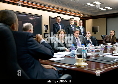 US-Präsident Barack Obama besucht ein Treffen in den Situation Room des weißen Hauses 2. April 2013 in Washington, DC. Sitzend, von links, sind: National Security Advisor Tom Donilon; Lisa Monaco, stellvertretenden nationalen Sicherheitsberater für innere Sicherheit und Bekämpfung des Terrorismus; Tony Blinken, stellvertretenden nationalen Sicherheitsberater; Ben Rhodes, stellvertretenden nationalen Sicherheitsberater für strategische Kommunikation; und Avril Haines, Deputy Counsel an den Präsidenten. Stehen: Brett Holmgren, NSS Direktor zur Terrorismusbekämpfung; Chris Fonzone, Special Assistant und Associate Counsel an den Präsidenten; und Brad Smith. Stockfoto