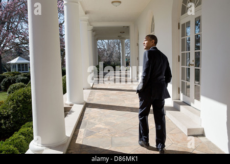 US-Präsident Barack Obama blickt auf den Rose Garden, wie er entlang der Kolonnade des weißen Hauses 2. April 2013 in Washington, DC Spaziergänge. Stockfoto