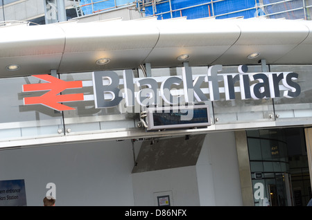 Eingang nach Blackfriars Railway Station in London, Vereinigtes Königreich. Stockfoto