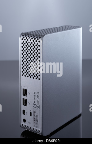 Rückseite einer grauen Farbe externe Festplatte mit grauem Hintergrund. Reflexion an der Unterseite. Stockfoto