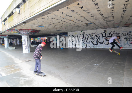 Skater mit einem Skatepark in Southbank, London. Der Park ist unter Androhung der Sanierung. Stockfoto