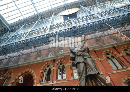 "Der Treffpunkt" Statue (entworfen vom britischen Künstler Paul Day) am Bahnhof St. Pancras International in London, Vereinigtes Königreich. Stockfoto