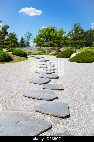 Steinwurf Weg in den japanischen Garten in sonniger Tag Stockfoto