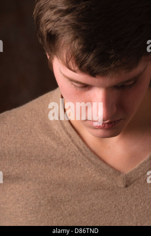 Gestörtes jugendlich warten allein in Studioaufnahme Stockfoto