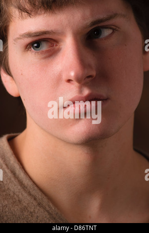 Gestörtes jugendlich warten allein in Studioaufnahme Stockfoto