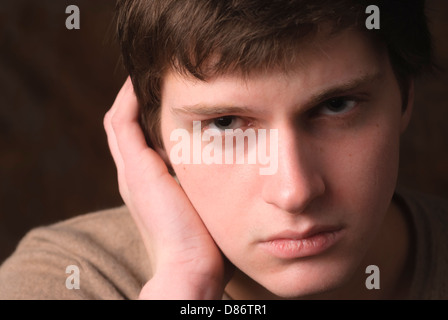 Gestörtes jugendlich warten allein in Studioaufnahme Stockfoto