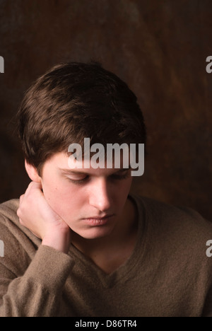 Gestörtes jugendlich warten allein in Studioaufnahme Stockfoto