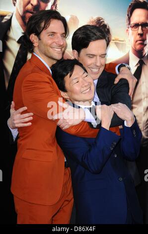 Los Angeles, Kalifornien, USA. 10. Mai 2013. Bradley Cooper, Ed Helms, Ken Jeong im Ankunftsbereich für THE HANGOVER: Teil III-Premiere, Westwood Village Theater, Los Angeles, CA 20. Mai 2013. Foto von: Dee Cercone/Everett Collection/Alamy Live-Nachrichten Stockfoto