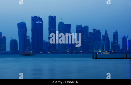 Skyline von Doha nach Sonnenuntergang. Stockfoto