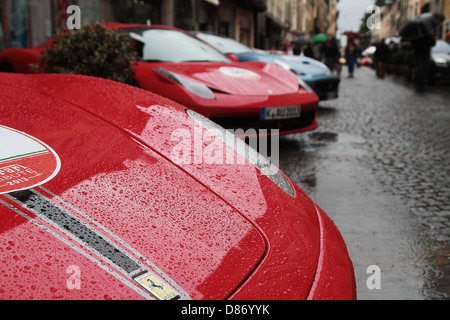 Eine Sammlung von Ferraris versammeln sich in Brescia zu führen, die 1000 Meilen Mille Miglia hin-und Rückfahrt von Brescia nach Rom und wieder zurück Stockfoto