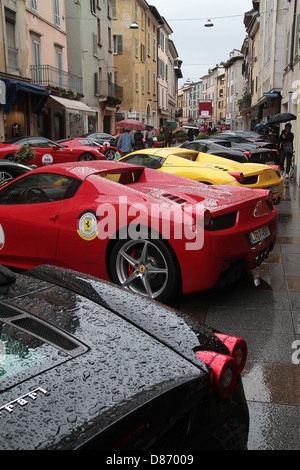 Eine Sammlung von Ferraris versammeln sich in Brescia zu führen, die 1000 Meilen Mille Miglia hin-und Rückfahrt von Brescia nach Rom und wieder zurück Stockfoto