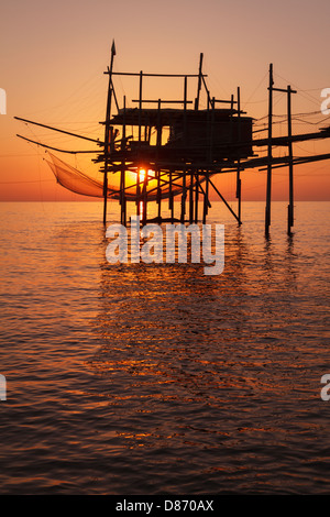 Trabocco (alte Fischerei Plattform) bei Sonnenaufgang, Adriaküste, Abruzzen, Italien. Stockfoto