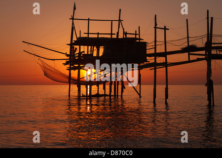 Trabocco (alte Fischerei Plattform) bei Sonnenaufgang, Adriaküste, Abruzzen, Italien. Stockfoto