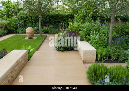 London, UK. 20. Mai 2013. Die Homebase-Garten in Zusammenarbeit mit der Alzheimer Gesellschaft von Adam Frost bei der RHS Chelsea Flower Show, entworfen mit einer Goldmedaille ausgezeichnet. Bildnachweis: Malcolm Park / Alamy Live News Stockfoto