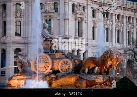 die beleuchteten Brunnen Fuente de Cibeles und das ehemalige Postamt Palacio de Comunicaciones am Plaza de Cibeles Madrid Stockfoto