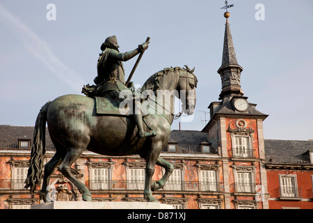 Bronze-Statue von König Philipp III in der Mitte des Platzes Plaza Mayor, Madrid, Spanien, Europa Stockfoto