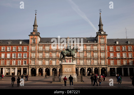 Bronze-Statue von König Philipp III in der Mitte des Platzes Plaza Mayor, Madrid, Spanien, Europa Stockfoto