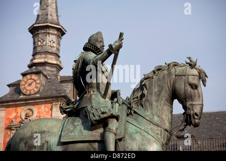 Bronze-Statue von König Philipp III in der Mitte des Platzes Plaza Mayor, Madrid, Spanien, Europa Stockfoto